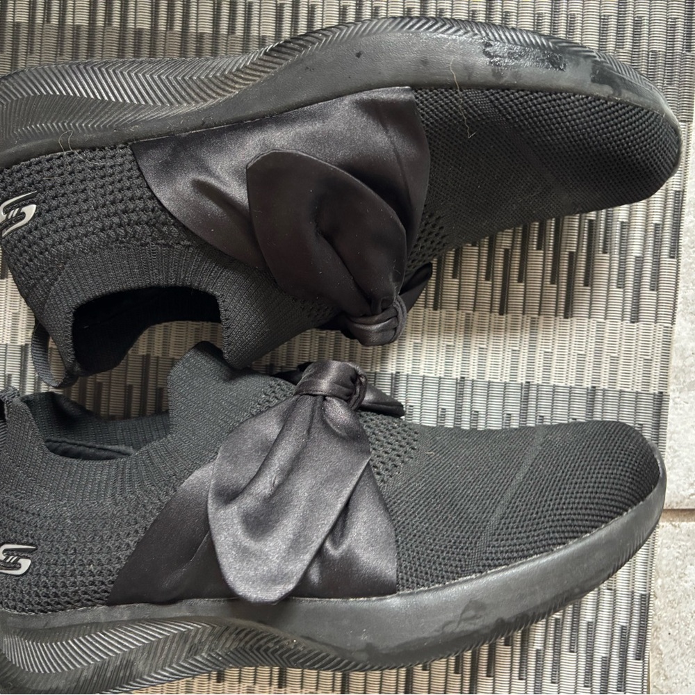 Like New Bobs Skechers Memory Foam Black Slip-On Shoes with Satin Bow size 9.5 - Picture 3 of 3